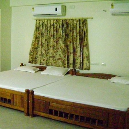 Metro Altis Lodge Erode Exterior foto