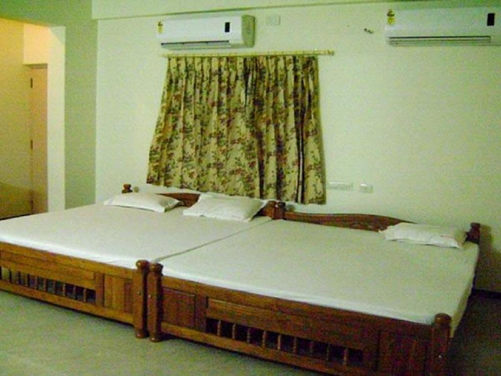Metro Altis Lodge Erode Exterior foto